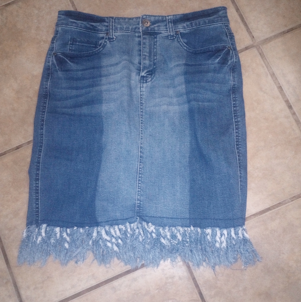 Chic Blue Denim Pencil Skirt with Fringe Hem
